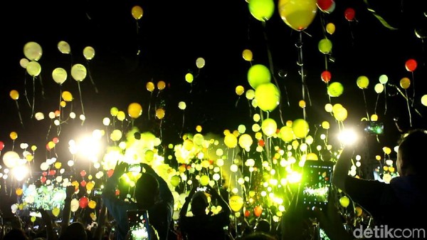 Doa-doa dan harapan untuk tahun yang baru diterbangkan bersama dengan melambungnya balon dan layang-layang tersebut ke udara (Pertiwi/detikTravel)