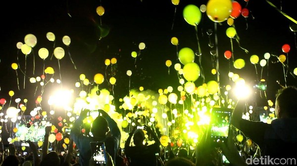 Foto: 1.500 Balon Tahun Baru Terbang di Candi Borobudur