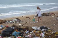 Sampah-sampah yang kadang menghampiri Pantai Kuta