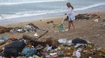 Jorok! Sampah Perayaan Malam Tahun Baru Menumpuk di Pantai Kuta