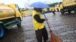 Semangat! Petugas Kerja Keras Bersihkan Monas Usai Perayaan Tahun Baru