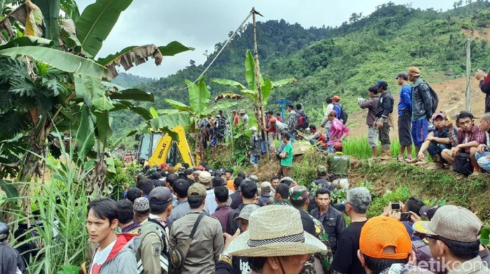 Lautan Warga Hambat Tim Saat Pencarian Korban Longsor Sukabumi
