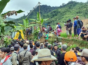 Lautan Warga Hambat Tim Saat Pencarian Korban Longsor Sukabumi