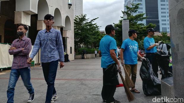 Usai Pesta Tahun Baru, Warga Tidur di Taman Alun-alun Bandung