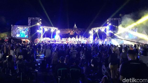 Balon Warna Warni Hiasi Langit Borobudur di Malam Tahun Baru Balon Warna Warni Hiasi Langit Borobudur di Malam Tahun Baru