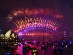 Warna-warni Kembang Api di Malam Pergantian Tahun