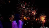 Begini penampakan pesta kembang api di kawasan Tendean, Jakarta, Selasa (1/1/2019).