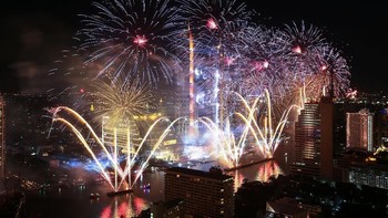 Keindahan kembang api di kawasan sungai Chao Phraya, Bangkok, Thailand. Foto: REUTERS/Athit Perawongmetha TPX IMAGES OF THE DAY