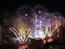 Warna-warni Kembang Api di Malam Pergantian Tahun