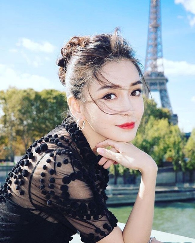 Terlepas dari alasan dan foto kontroversialnya itu, wanita dengan nama asli Angela Yang Ying ini dikenal sebagai penyanyi keturunan China-Jerman. Foto: Instagram/@angelababyct