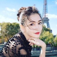 Terlepas dari alasan dan foto kontroversialnya itu, wanita dengan nama asli Angela Yang Ying ini dikenal sebagai penyanyi keturunan China-Jerman. Foto: Instagram/@angelababyct
