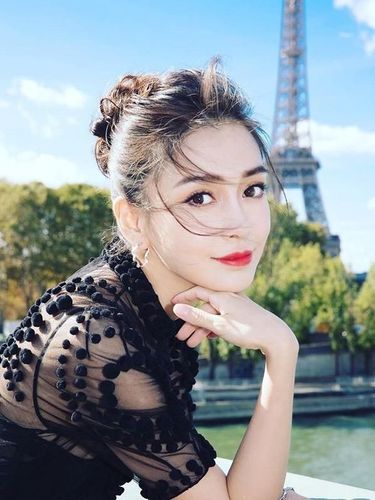 aktris asal China jadi kontroversi karena foto asisten berlutut saat gantikan sepatunya