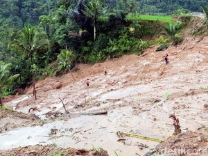 20 Orang Terindikasi Masih Tertimbun Longsor Sukabumi