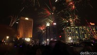 Warna-warni kembang api yang beragam semakin memeriahkan pergantian tahun di Jakarta.