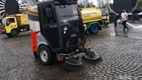 Mobil penyikat bekerja membersihkan kotoran yang menempel di lantai.
