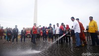Anies mengecek pembersihan lapangan yang digunakan dalam perayaan tahun baru semalam.