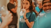 Di sela promosi film terbarunya, Anggika terlihat serius menyeruput minumannya. Duh minum apa itu ya? Sampai habis gitu airnya.  Foto: instagram @AnggikaBolsterli