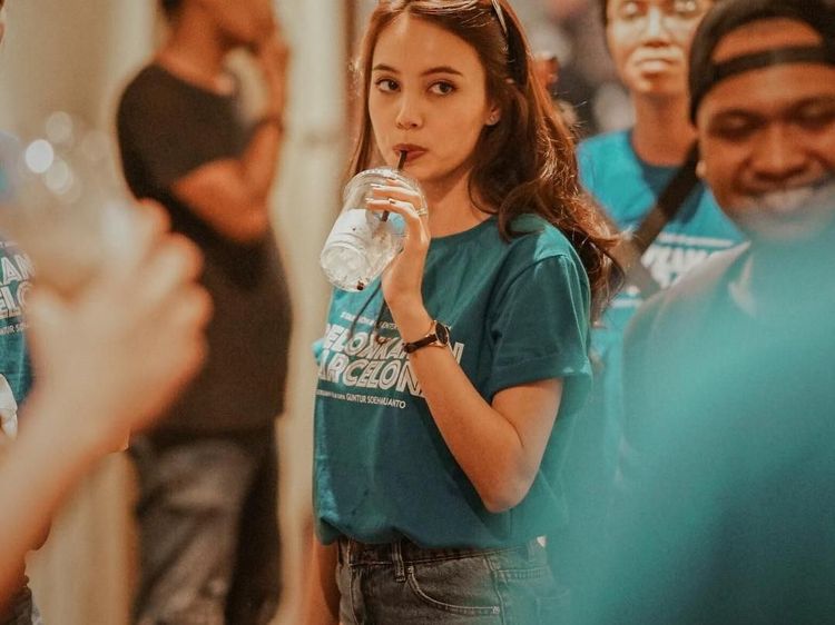 Pose Manis Anggika Bolsterli Saat Menikmati Es Krim hingga Kelapa Muda