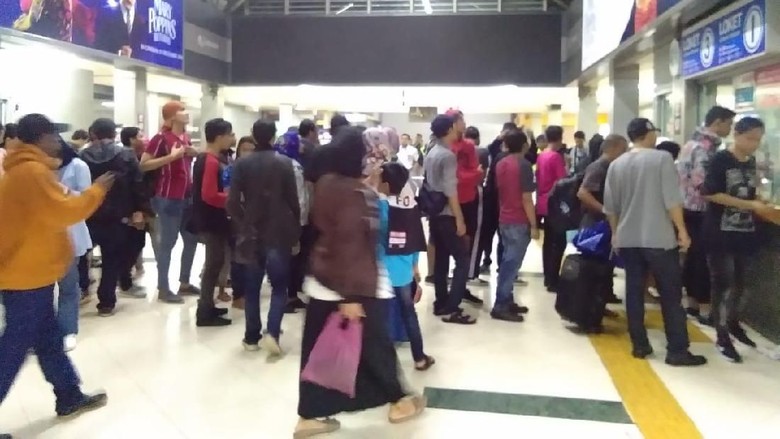 Usai Perayaan Tahun Baru 2019, Penumpang Padati Stasiun Sudirman Usai Perayaan Tahun Baru 2019, Penumpang Padati Stasiun Sudirman