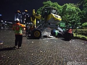 Warga Berangsur Pulang, Pasukan Oranye Bersihkan HI-Monas