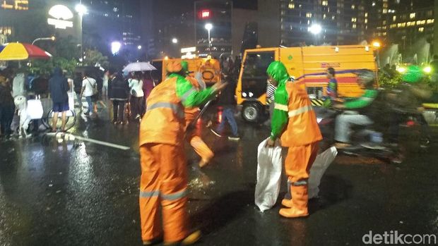 Warga Berangsur Pulang, Pasukan Oranye Bersihkan HI-Monas