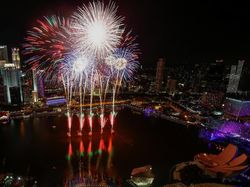 Warna-warni Kembang Api di Malam Pergantian Tahun