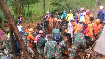 Foto: Proses Evakuasi Korban Longsor di Kampung Adat Sukabumi