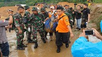 Petugas mengevakuasi korban longsor di Kampung Cimapag, Desa Sirnaresmi, Kecamatan Cisolok, Kabupaten Sukabumi, Jawa Barat, Selasa (1/1/2019).