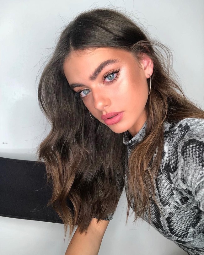 Semakin naik ke urutan tiga, ada model Israel Yael Shelbia. Wanita 18 tahun ini memiliki mata hijau yang indah bak batu emerald. Foto: Dok. Instagram