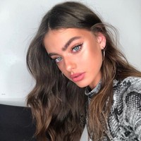 Semakin naik ke urutan tiga, ada model Israel Yael Shelbia. Wanita 18 tahun ini memiliki mata hijau yang indah bak batu emerald. Foto: Dok. Instagram