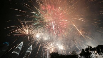 Pesta kembang api di Menara Petronas, Kuala Lumpur, Malaysia. Foto: REUTERS/Lai Seng Sin