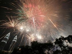 Warna-warni Kembang Api di Malam Pergantian Tahun