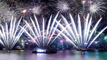 Pesta kembang api di Victoria Harbour,Hong Kong. Foto: REUTERS/Tyrone Siu TPX IMAGES OF THE DAY Foto: Reuters