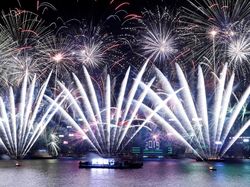 Warna-warni Kembang Api di Malam Pergantian Tahun