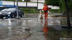 Membersihkan Sisa Sampah di Kawasan Bundaran HI