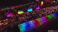 Proyek senilai Rp 17 miliar itu sukses menghibur warga yang berkumpul bahkan sempat menimbulkan kepadatan di jalan yang melintang di atas jembatan. (Foto: Angling Adhitya Purbaya/detikcom)