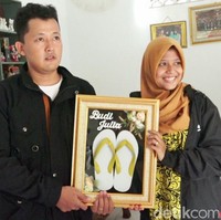 Baru-baru ini pernikahan pengantin asal Kebumen, Jawa Tengah jadi viral di media sosial karena maharnya yang unik. Pasangan bernama Budi Risdianto dan Julia Warasita yang melangsungkan akad pada Sabtu (29/12/2018) menikah dengan mahar sepasang sandal jepit. Foto: Rinto Heksantoro/detikcom