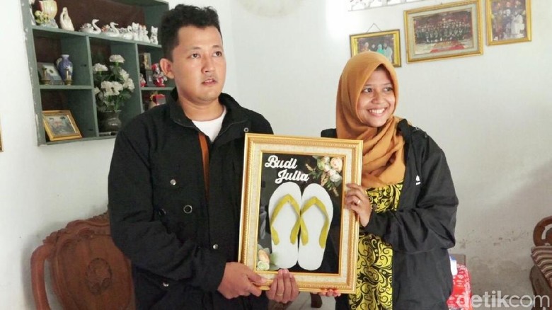 Alasan Pengantin Nikah Bermahar Sandal Jepit Ternyata So Sweet Banget Alasan Pengantin Nikah Bermahar Sandal Jepit Ternyata So Sweet Banget