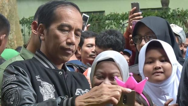 Awali 2019, Jokowi Jogging dan Sapa Warga di Kebun Raya Bogor
