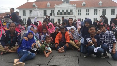 Foto: Serunya, Warga Liburan Tahun Baru Murah Meriah di Kota Tua
