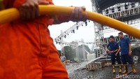 Mereka bahu membahu membersihkan kawasan Monas yang dipakai untuk pesta pergantian tahun, Jakarta, Selasa (1/1/2019).