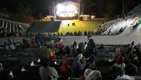 Tempat duduk panggung tersebut masih terbuat dari bahan semen dengan posisi menghadap ke arah utara (Pradito/detikTravel)