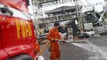 Semangat! Petugas Kerja Keras Bersihkan Monas Usai Perayaan Tahun Baru