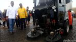 Saat Anies Ikut Semprotkan Air Bersihkan Monas