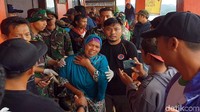 Seorang ibu menangis saat mengetahui saat menantunya menjadi korban tewas bencana longsor.