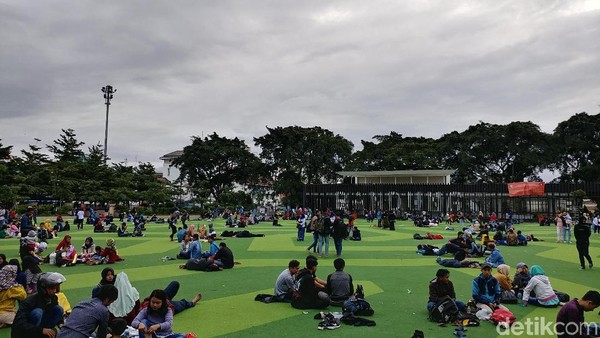 Serupa dengan di Yogyakarta, kawasan Alun-alun Bandung pun jadi favorit wisatawan saat berkunjung ke Kota Kembang. Terbukti pada malam Tahun Baru (Tri Ispranoto/detikcom) Serupa dengan di Yogyakarta, kawasan Alun-alun Bandung pun jadi favorit wisatawan saat berkunjung ke Kota Kembang. Terbukti pada malam Tahun Baru (Tri Ispranoto/detikcom)