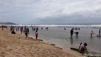 Ombak di Pantai Sepanjang tidak terlalu besar dan aman dikunjungi. Tapi tetap hati-hati dan waspada ya (Pradita/detikTravel)