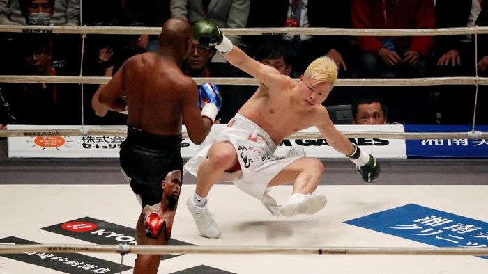 Floyd Mayweather Jr. mengalahkan petarung Jepang di ronde pertama (Issei Kato/REUTERS) Floyd Mayweather Jr. mengalahkan petarung Jepang di ronde pertama (Issei Kato/REUTERS)