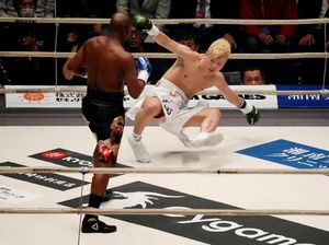 Floyd Mayweather KO Petarung Jepang di Malam Tahun Baru