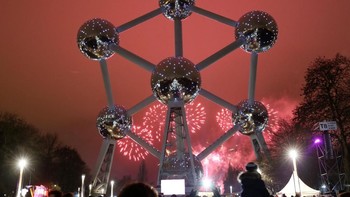 Pesta kembang api di gedung Atomium, Brussels, Belgia. . Foto: REUTERS/Francois Walschaerts